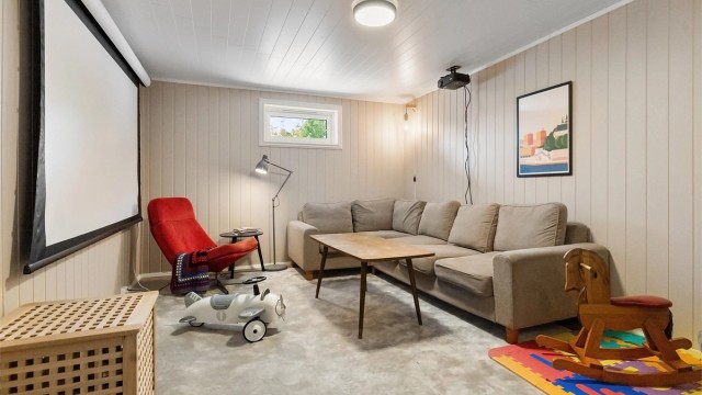 Felles allrom/lekerom i kjeller med lerret og projektor