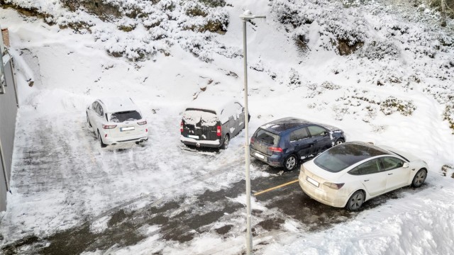 Gjesteparkering utenfor med 5 biloppstillingsplasser på byggets høyre side.