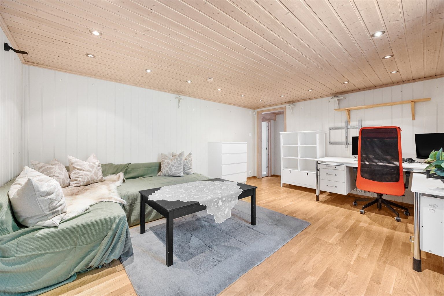 Rommet gir ekstra plass og kan fungere som en TV-stue eller et hobbyrom.