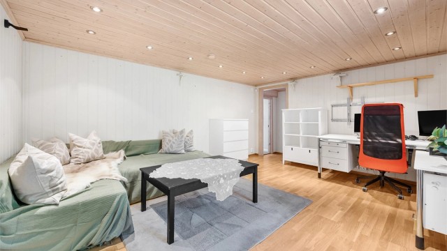 Rommet gir ekstra plass og kan fungere som en TV-stue eller et hobbyrom.