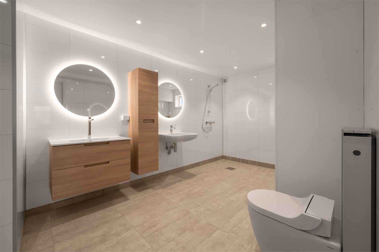 Rommet har veggmontert innredning, dusjnisje, downlights i taket og mekanisk avtrekksvifte. Rommet er innredet med tanke på tilpasning til rullestolbrukere. 