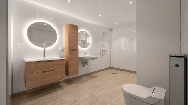 Rommet har veggmontert innredning, dusjnisje, downlights i taket og mekanisk avtrekksvifte. Rommet er innredet med tanke på tilpasning til rullestolbrukere.