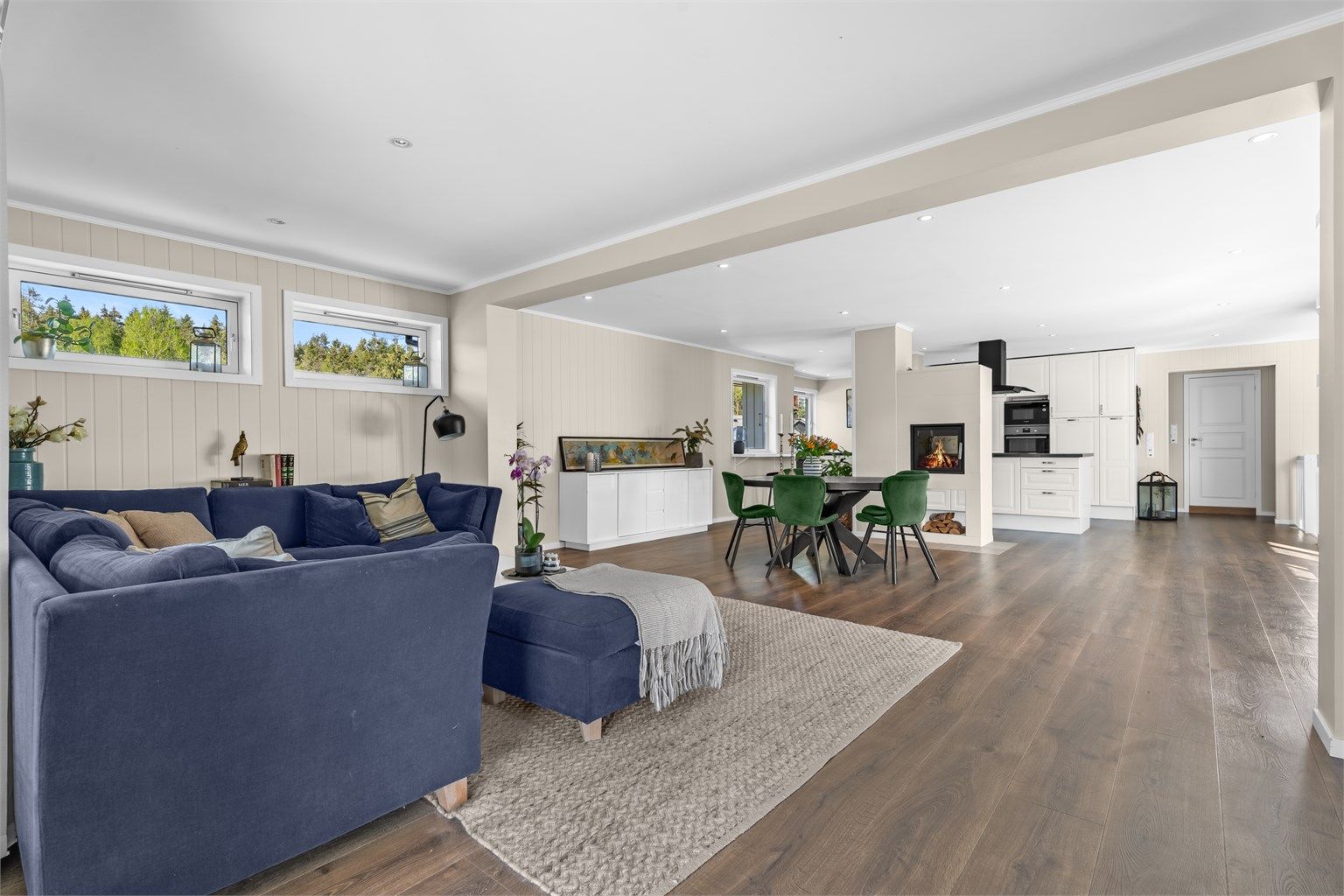 God plass til sofaløsning, bord, tv og diverse møblement