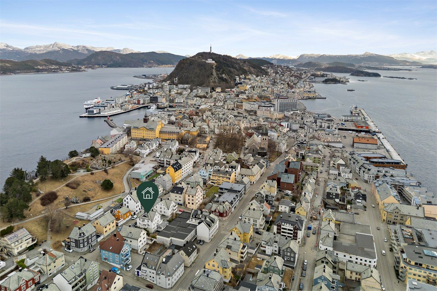 Dronebilde over boligområdet på Aspøya tatt fra vest mot bysentrum Foto: Diakrit (Krisztian Sere)