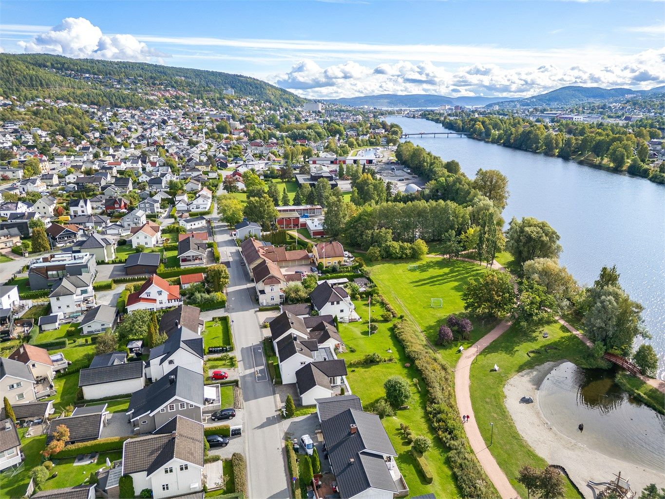 Gode bussforbindelser med holdeplass innen kort gangavstand.