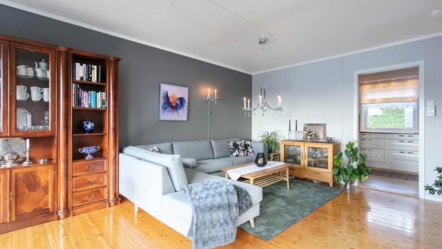 Fra stuen er det direkte adkomst inn til kjøkkenet.