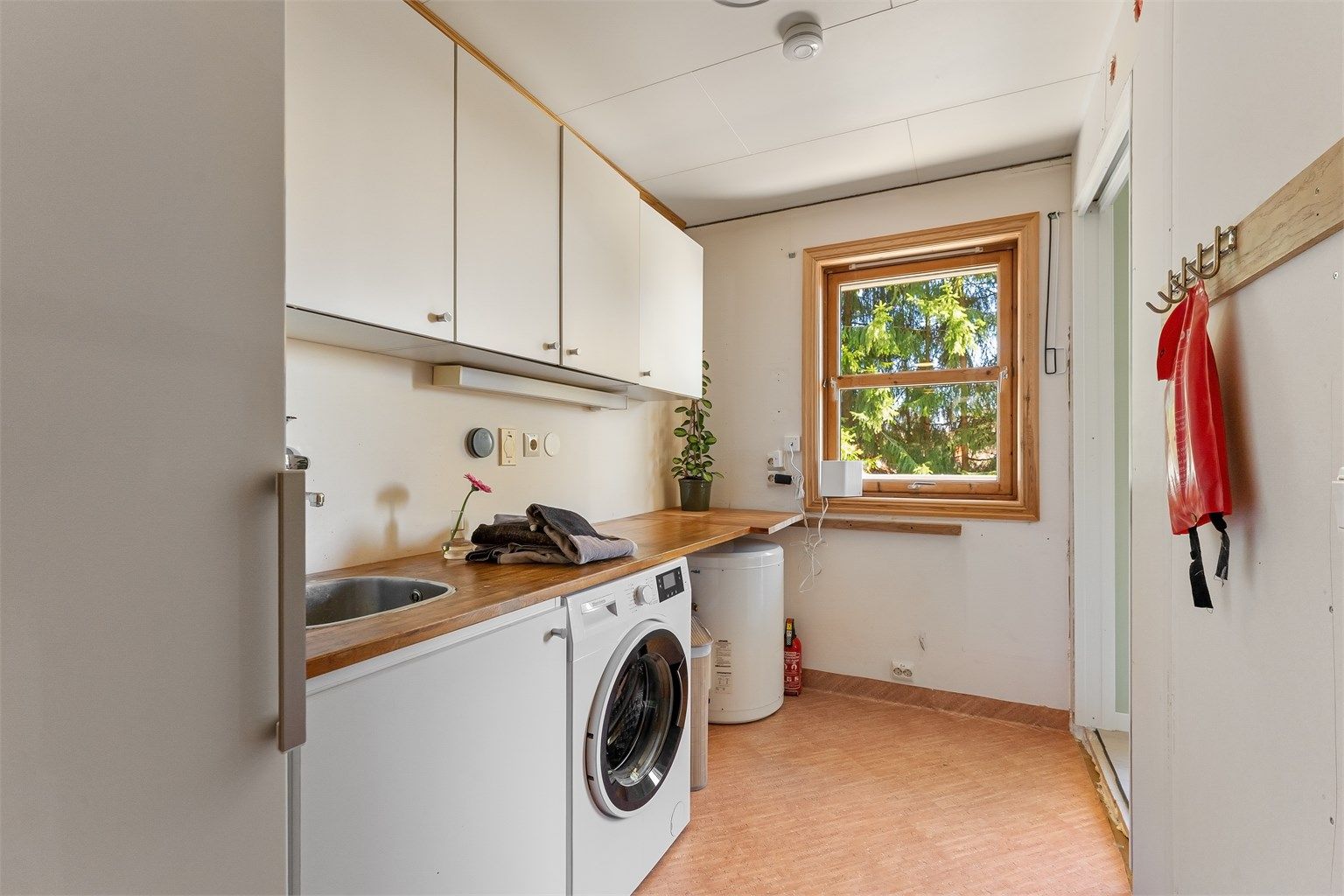 Praktisk grovkjøkken fra byggeåret med opplegg for vaskemaskin, utslagsvask og en varmtvannsbereder på ca. 120 liter. Ligger med adkomst fra kjøkkenet i andre etasje.