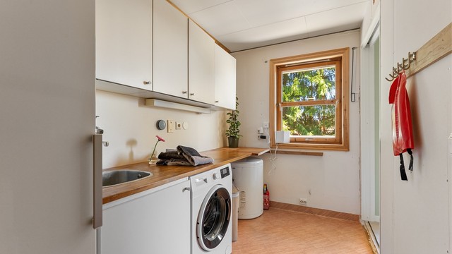 Praktisk grovkjøkken fra byggeåret med opplegg for vaskemaskin, utslagsvask og en varmtvannsbereder på ca. 120 liter. Ligger med adkomst fra kjøkkenet i andre etasje.