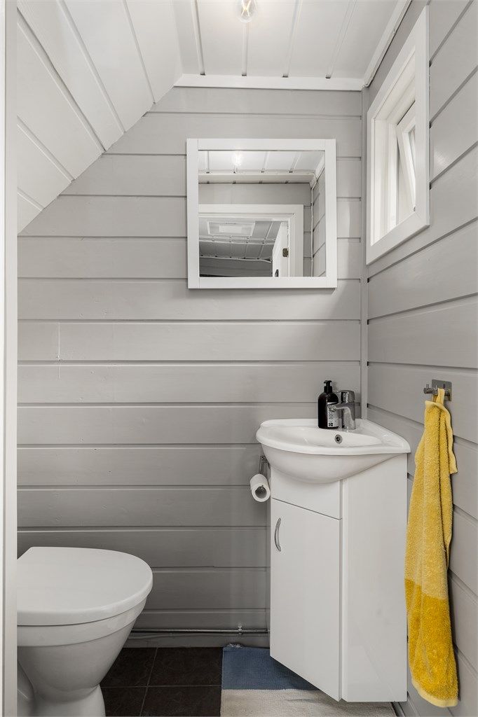 Separat toalettrom er plassert under trappa opp til 2. etasjen.