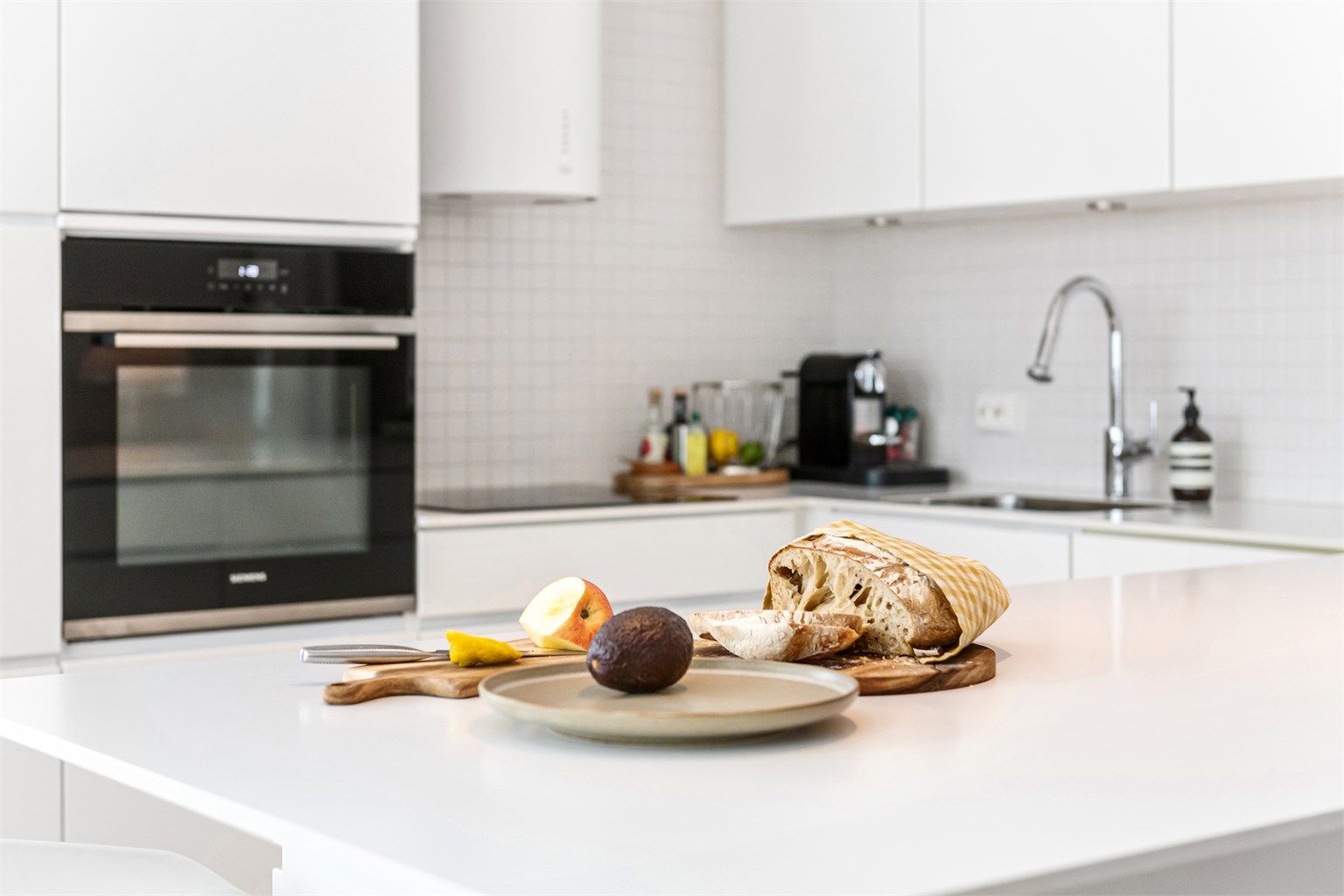 Godt med skap- og benkeplass gjør kjøkkenet funksjonelt.