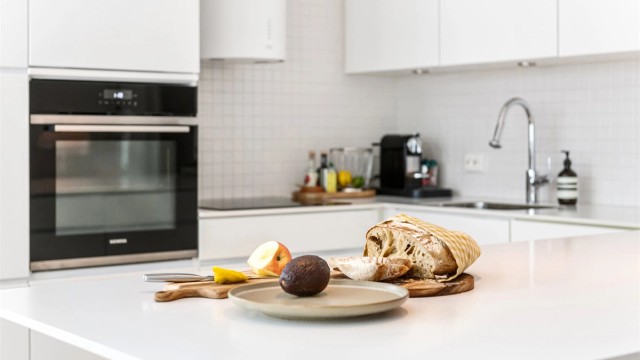 Godt med skap- og benkeplass gjør kjøkkenet funksjonelt.