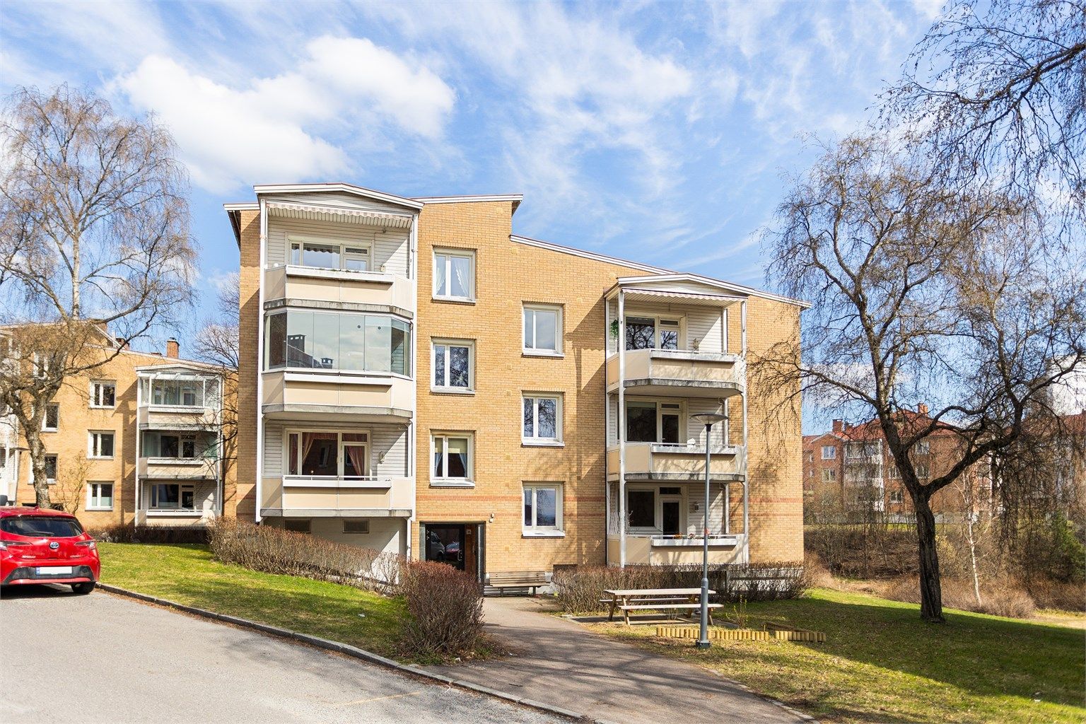 Leiligheten ligger i en velholdt boligblokk fra 1952, som er en del av det populære og veletablerte Lilleberg borettslag.