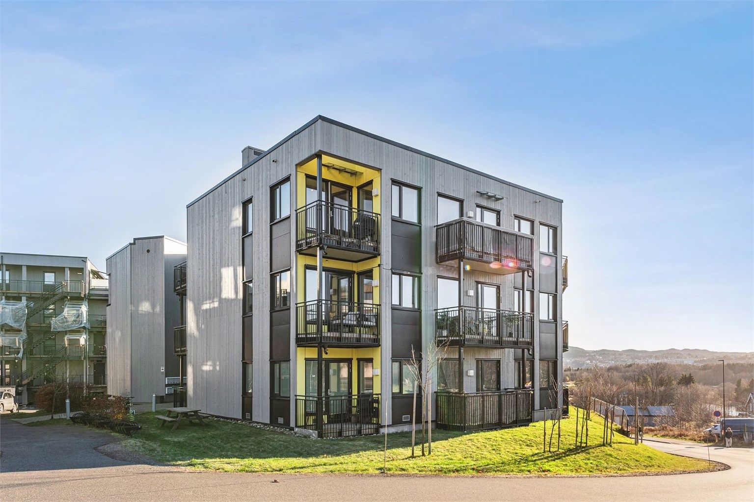 Leiligheten er beliggende i et sentralt boligområdet på Kjeller. 