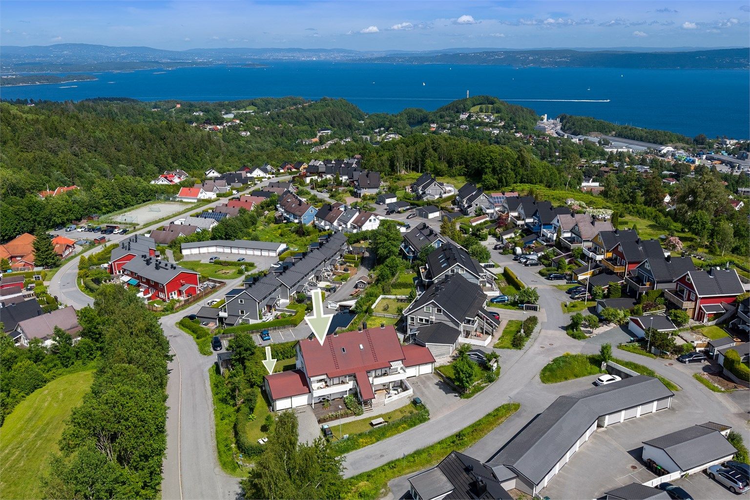 Meget god intern beliggenhet på feltet, med garasje rett utenfor døren og marka som nær nabo. med Foto: Stener Widnes