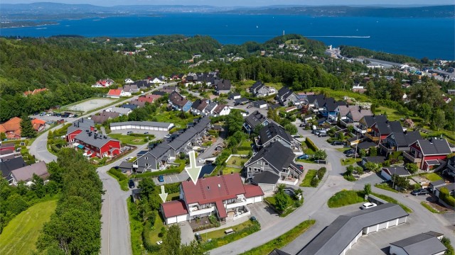 Meget god intern beliggenhet på feltet, med garasje rett utenfor døren og marka som nær nabo. med Foto: Stener Widnes