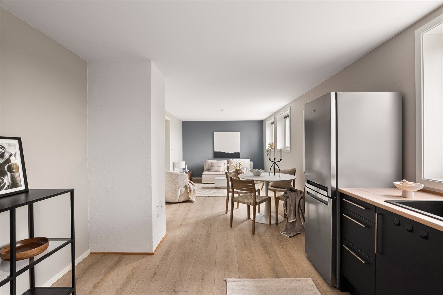 Hybelens stue og kjøkken er åpent forbundet og utgjør til sammen en sosial sone på ca. 30 kvm.