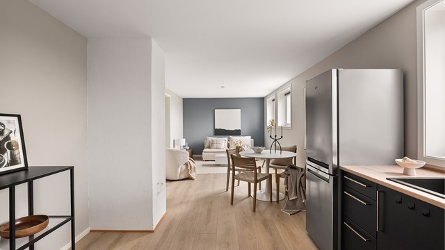 Hybelens stue og kjøkken er åpent forbundet og utgjør til sammen en sosial sone på ca. 30 kvm.