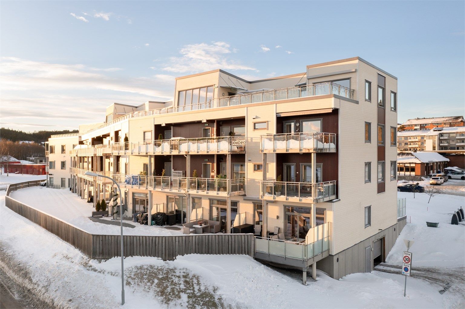 Velkommen til Midtre Flatåsveg 2 - og denne tidsriktige 3-romsleilighet fra 2016 med god planløsning og romslige oppholdsrom.