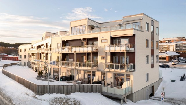 Velkommen til Midtre Flatåsveg 2 - og denne tidsriktige 3-romsleilighet fra 2016 med god planløsning og romslige oppholdsrom.
Foto: Harald Wanvik v/ Interiørfoto