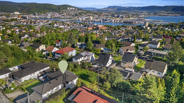 Fra eiendommen er det kun fire minutters gange til nærmeste dagligvarebutikk, Kiwi Austadveien.