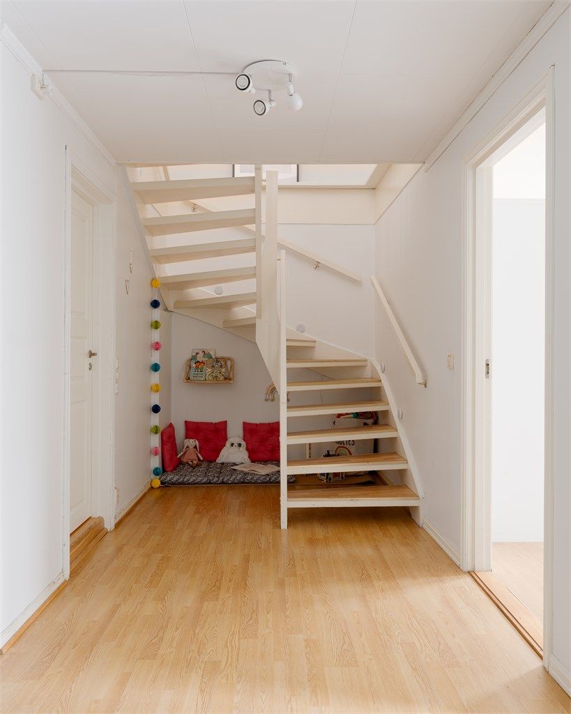 I denne etasjen du finner soveromsavdelingen med 3 gode soverom, et stort familiebaderom, stor trappegang som selger benytter som en ekstra tv-stue, og bod.