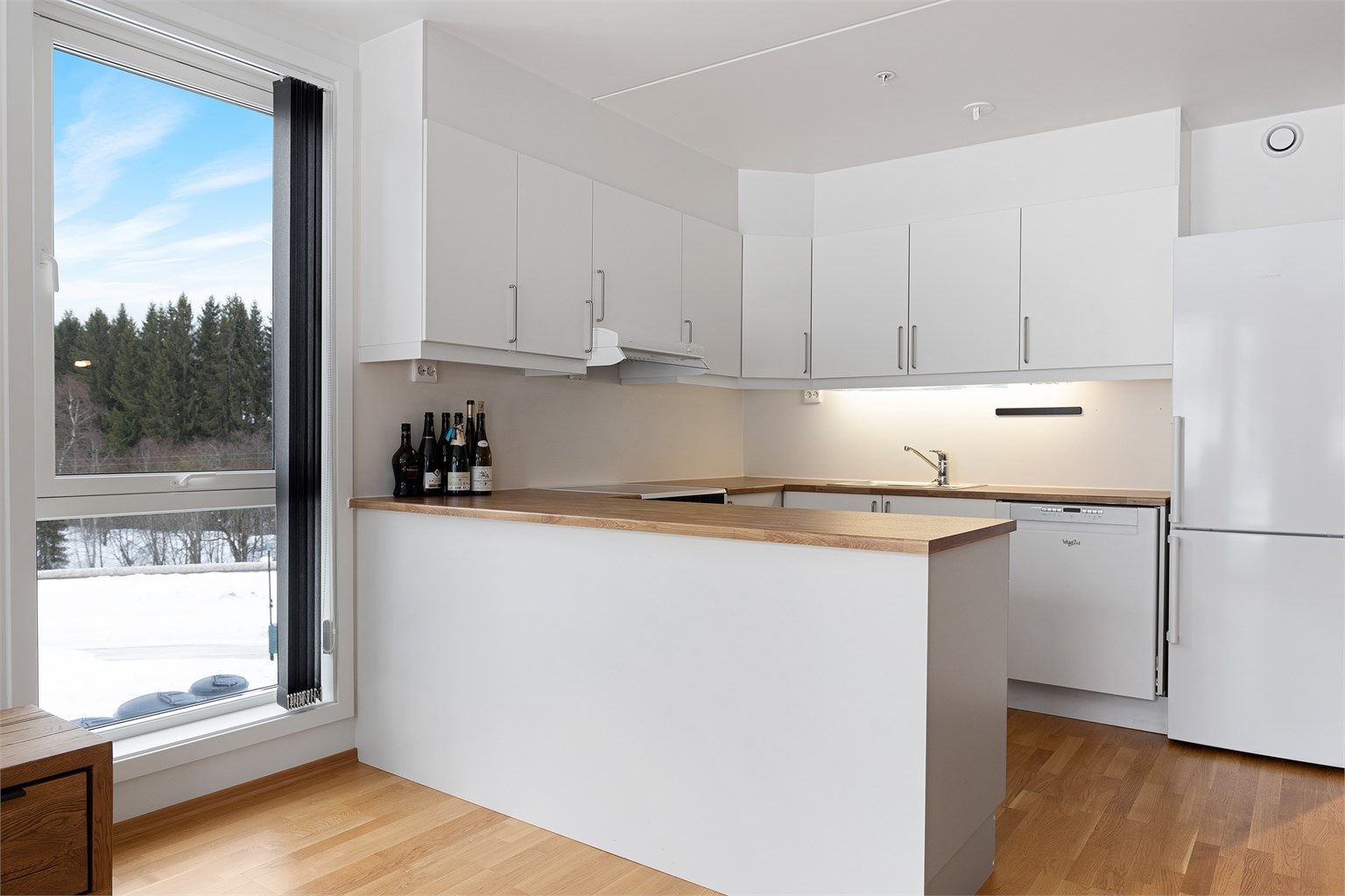 Lyst og pent kjøkken.