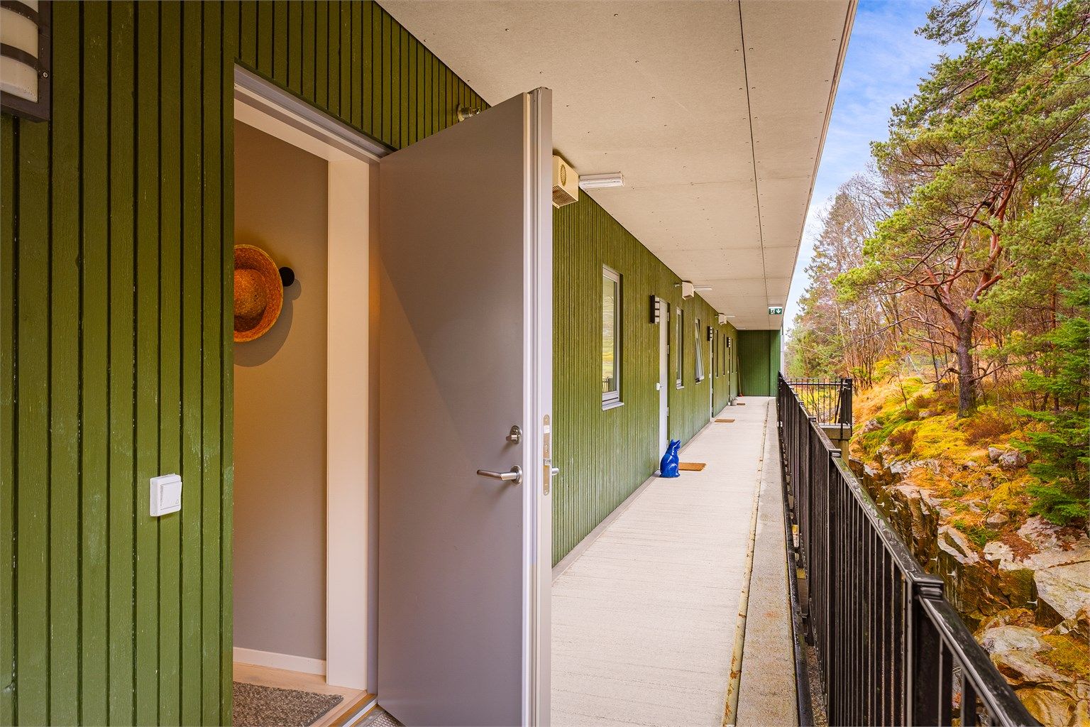 - Her tar du heis fra garasje til øverste etasje og går tørrskodd gjennom overbygget svalgang til leiligheten -