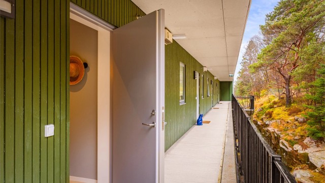 - Her tar du heis fra garasje til øverste etasje og går tørrskodd gjennom overbygget svalgang til leiligheten -