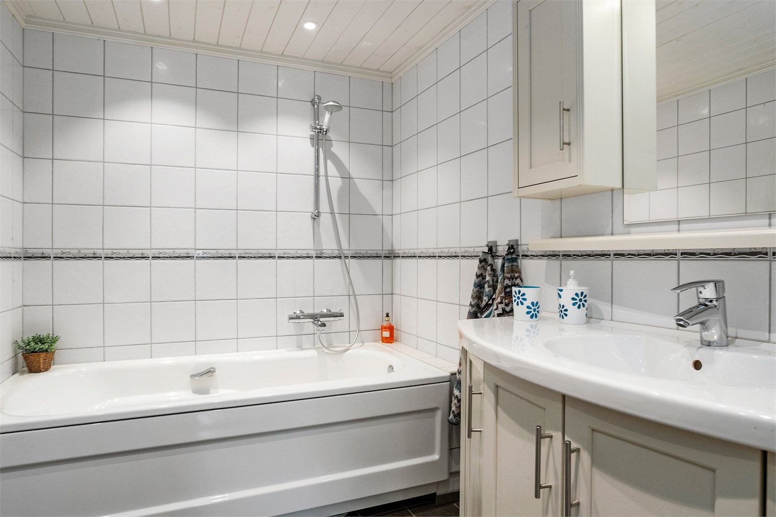 Badet er innredet med både badekar og dusjnisje. 