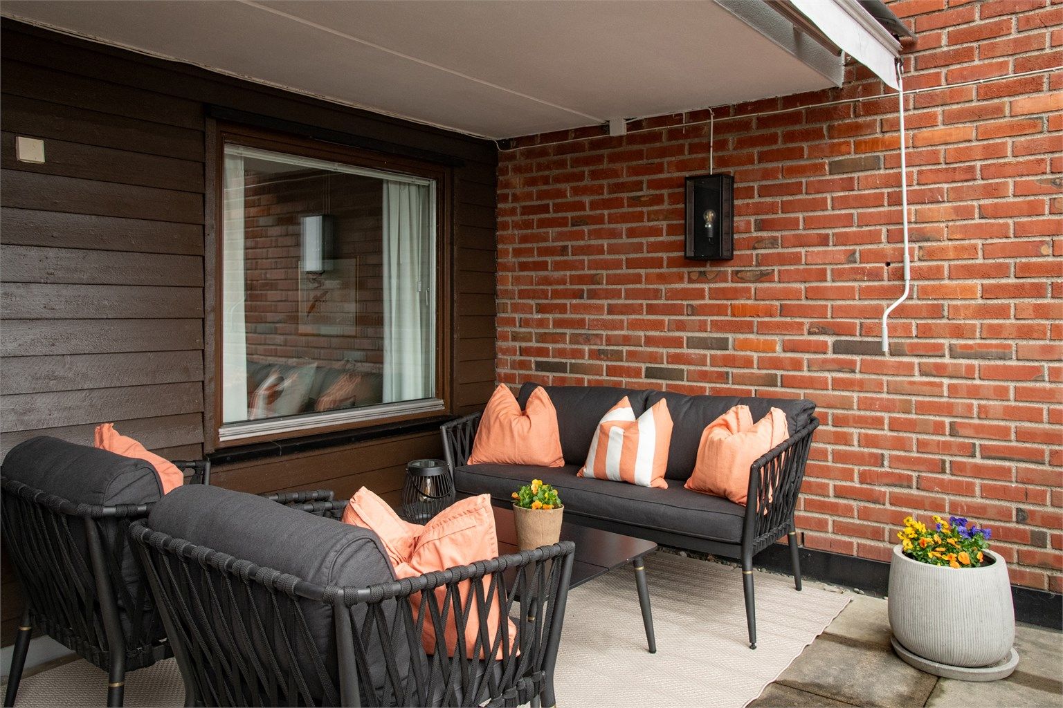 Her er det god plass til en romslig sittegruppe og grill.