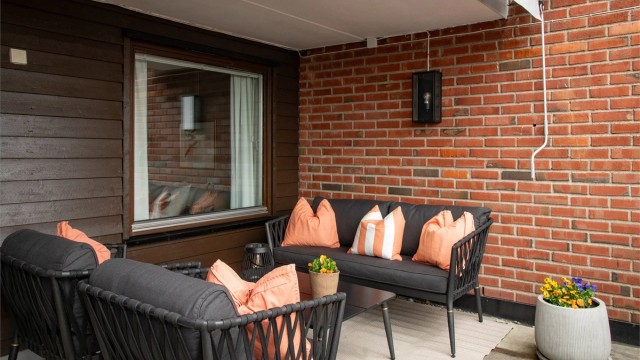 Her er det god plass til en romslig sittegruppe og grill.