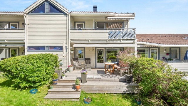 Velkommen til Østbyfaret 21R! En lys og oppgradert 3-roms seniorleilighet på bakkeplan med solrik terrasse, utsyn mot grønne omgivelser og attraktiv beliggenhet i et rolig og veletablert borettslag. Foto: Martine Eren Jacobsen