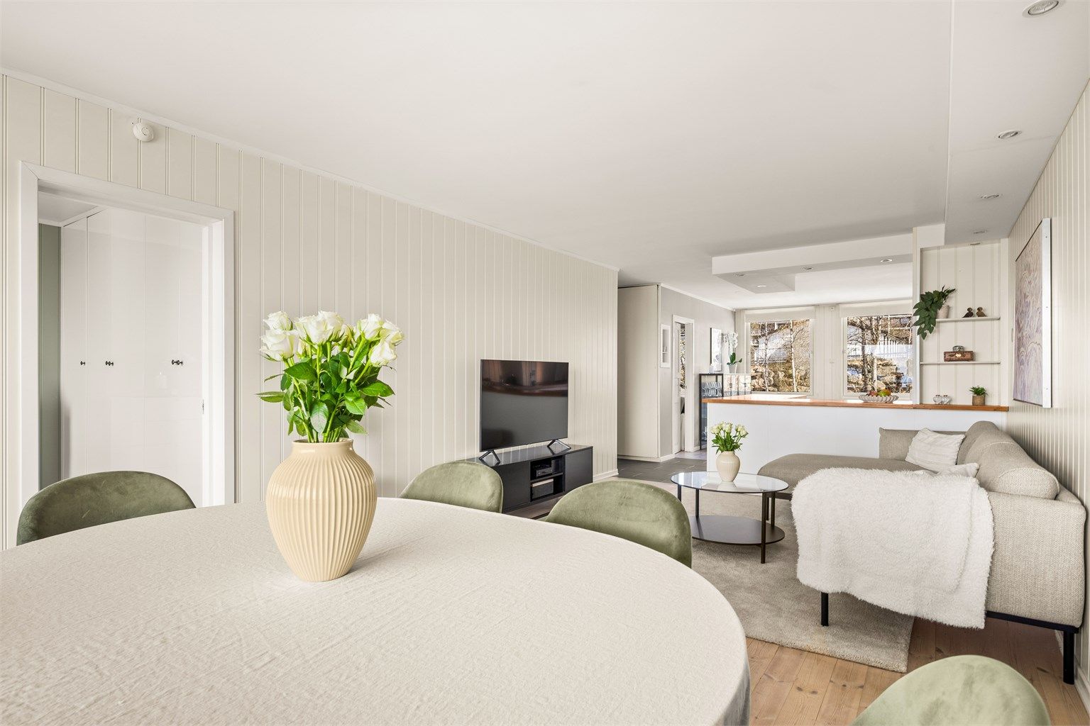 Den gjennomgående planløsningen med store vindusflater som gir godt med naturlig lys.