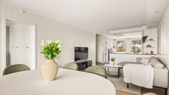 Den gjennomgående planløsningen med store vindusflater som gir godt med naturlig lys.