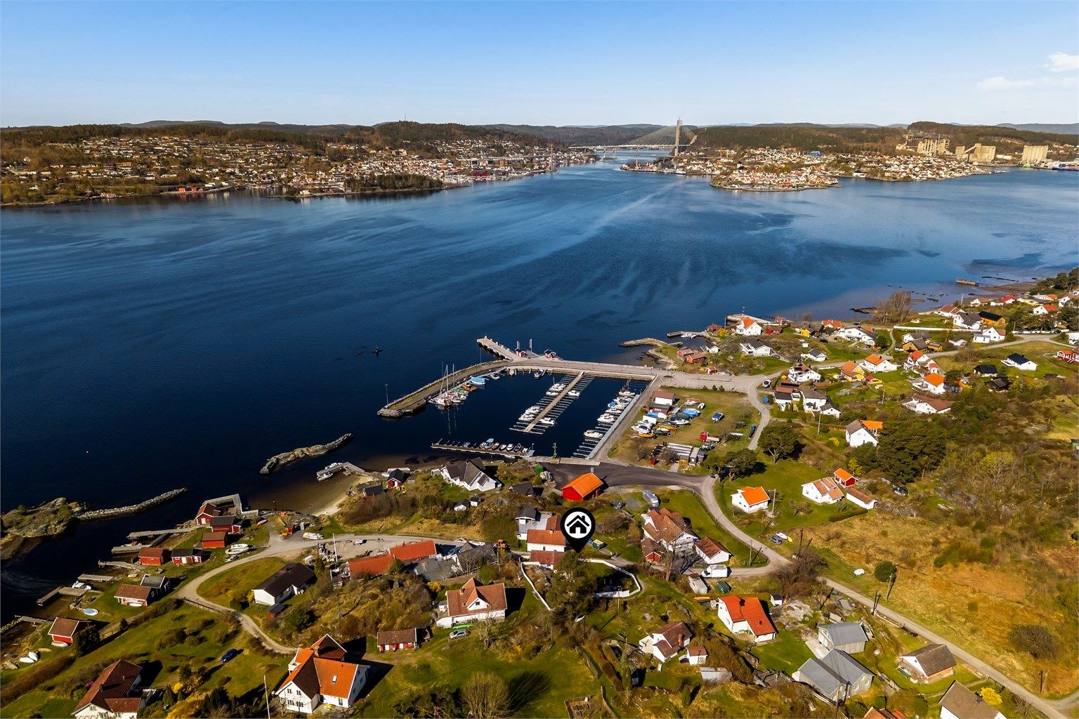 På fastlandet ligger sommerbyen Brevik til høyre for Breviksbrua. Til venstre ligger Stathelle, hvor det bl.a. er et stort kjøpesenter.