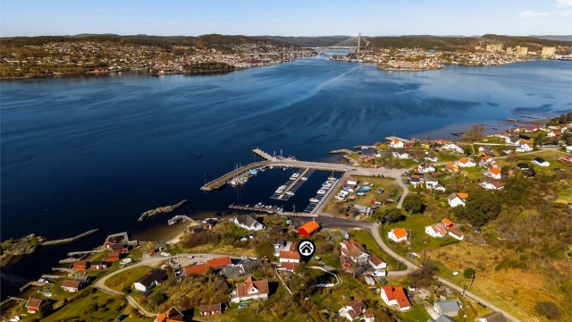 På fastlandet ligger sommerbyen Brevik til høyre for Breviksbrua. Til venstre ligger Stathelle, hvor det bl.a. er et stort kjøpesenter.