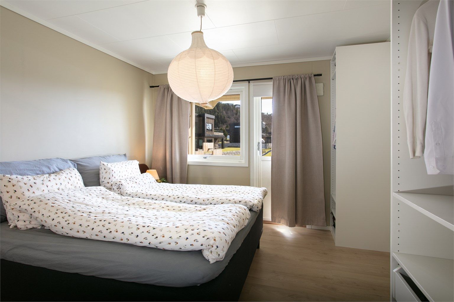 Hovedsoverommet har god plass til dobbeltseng og garderobeløsning. Også her er gulvet nytt.