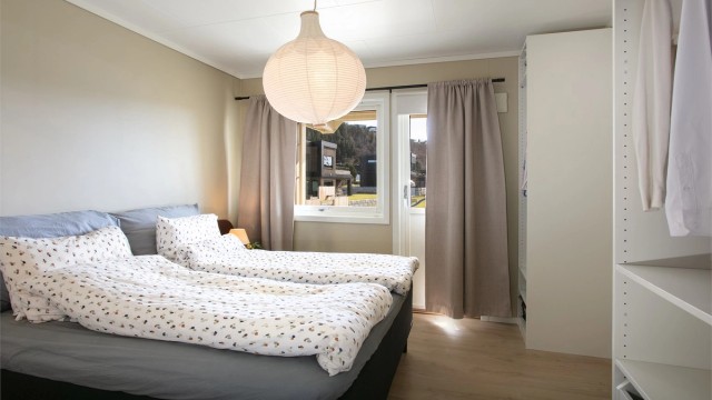 Hovedsoverommet har god plass til dobbeltseng og garderobeløsning. Også her er gulvet nytt.