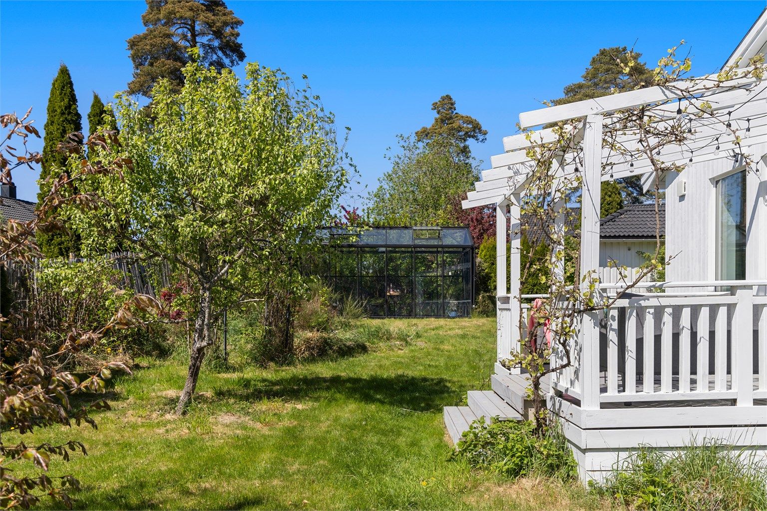 I det vestlige hjørnet av eiendommen er drivhuset plassert