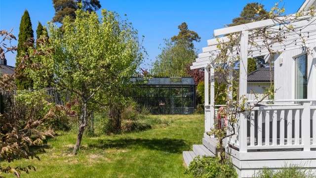 I det vestlige hjørnet av eiendommen er drivhuset plassert