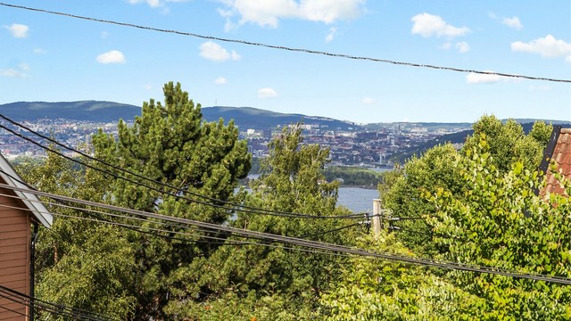 Fra eiendommen er det kort vei til sjøen og populære badeplasser.