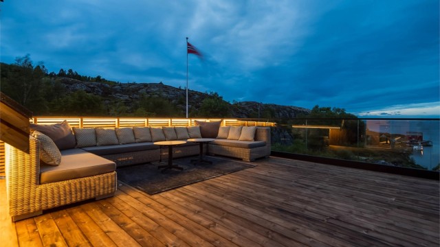 Terrassedekke av Royal terrassebord og rekkverk i heldekkende glass for å kunne nyte utsikten.