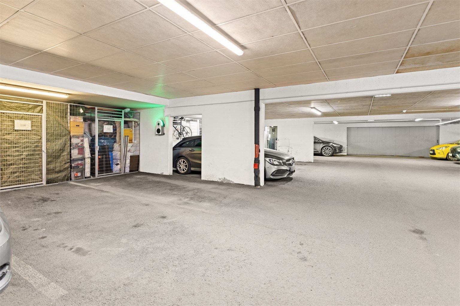 Garasjeplass nr. 115 medfølger inkludert boden i bakkant. 