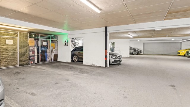 Garasjeplass nr. 115 medfølger inkludert boden i bakkant.