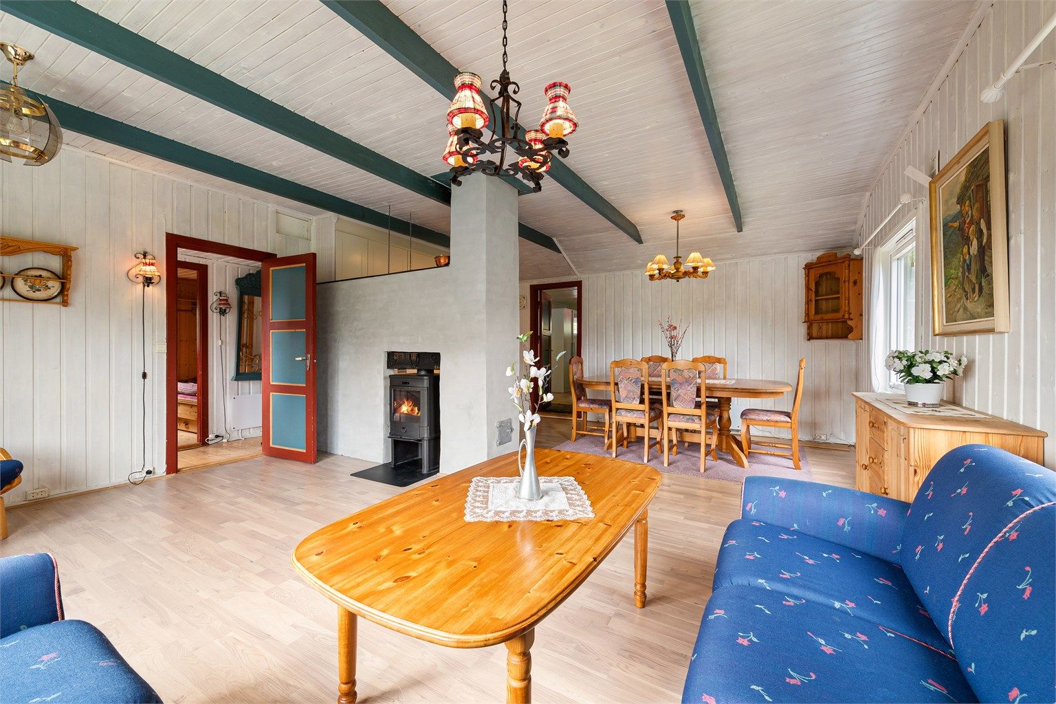 Hytten inneholder entrè, stue, kjøkken, tre soverom, toalettrom, bad og gang