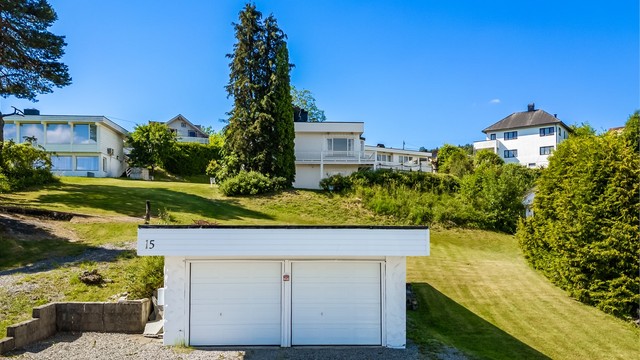 Frittstående dobbelgarasje på 42 m² med bod.