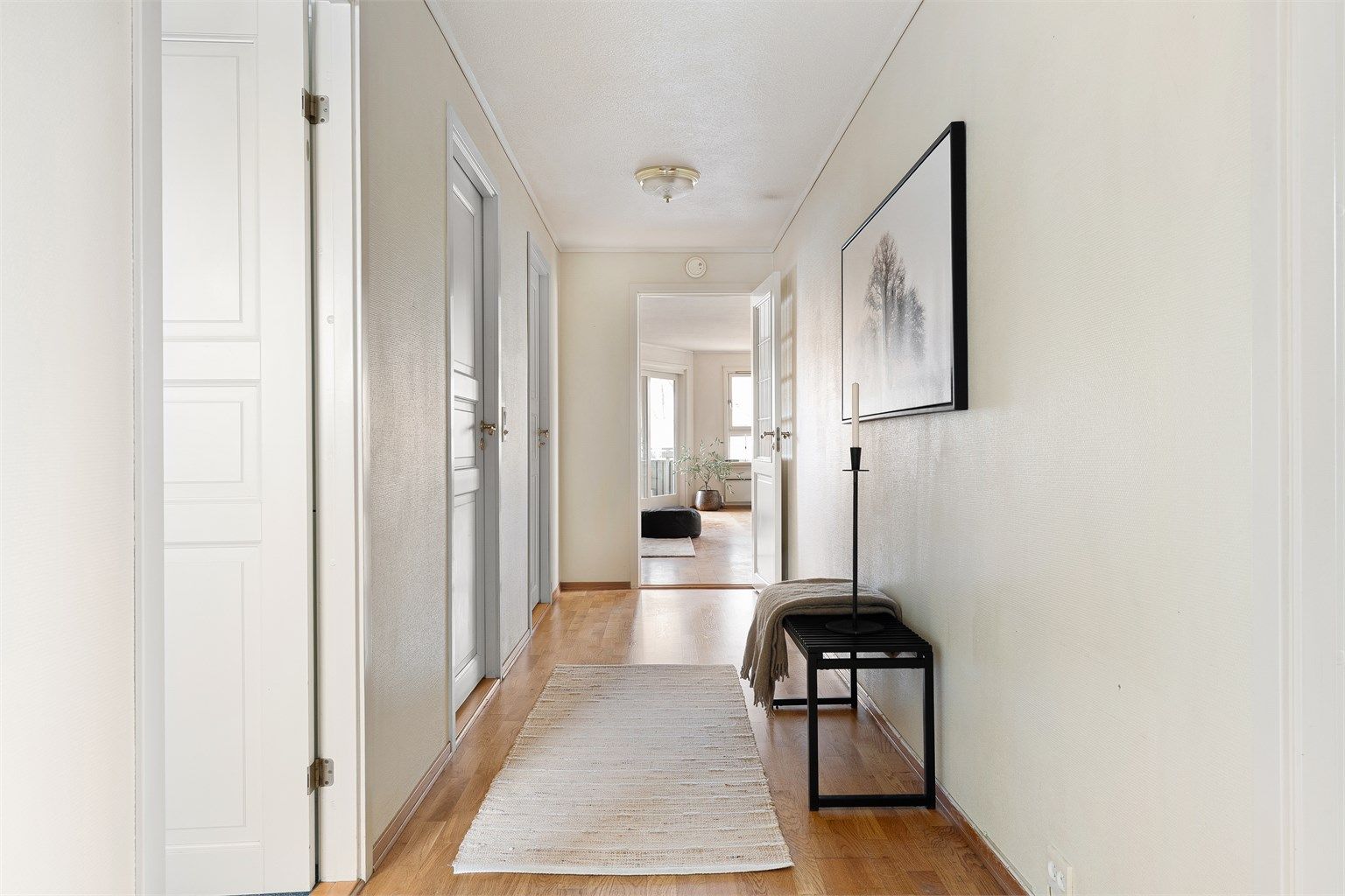 Lys og innbydende entré med god flyt videre inn i boligen.