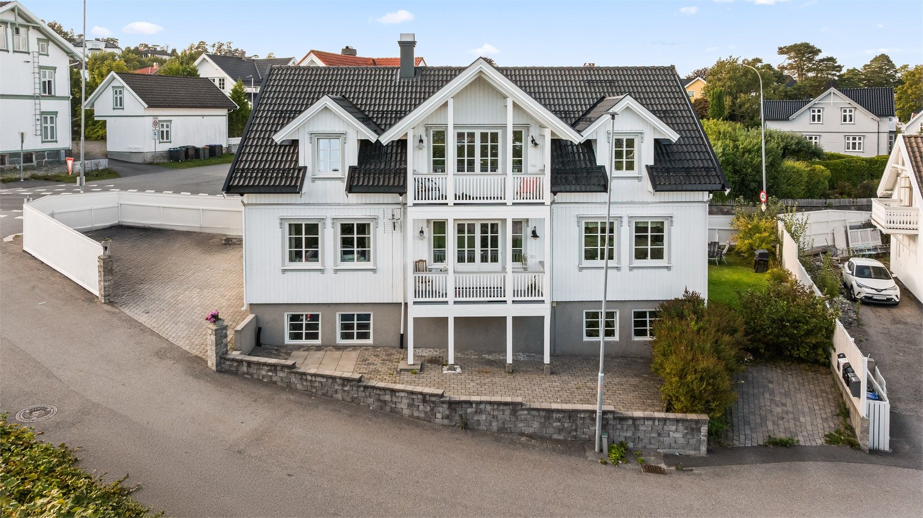 Boligens tomt er meget lettstelt og pent opparbeidet. Her finnes det rikelig med både parkeringsplasser og fine utearealer. 