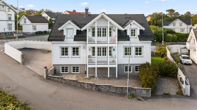 Boligens tomt er meget lettstelt og pent opparbeidet. Her finnes det rikelig med både parkeringsplasser og fine utearealer.