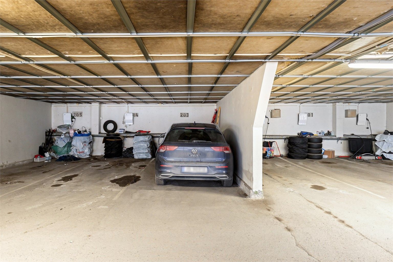 Med leiligheten følger bruksrett til én parkeringsplass i felles garasjeanlegg i henhold til sameiets seksjonering